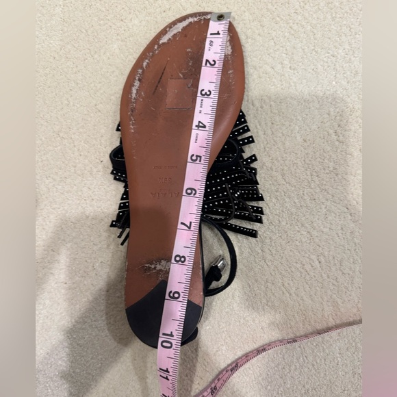 ALAÏA
Embellished suede thong sandals with Box. - Picture 11 of 13